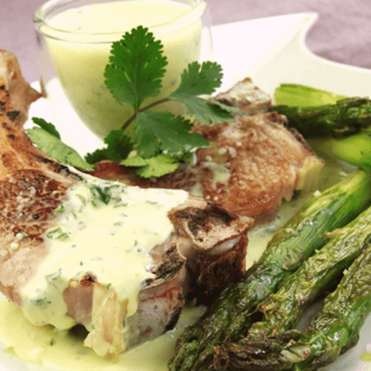 cotelettes-dagneau-creme-aux-herbes-et-asperges-roties