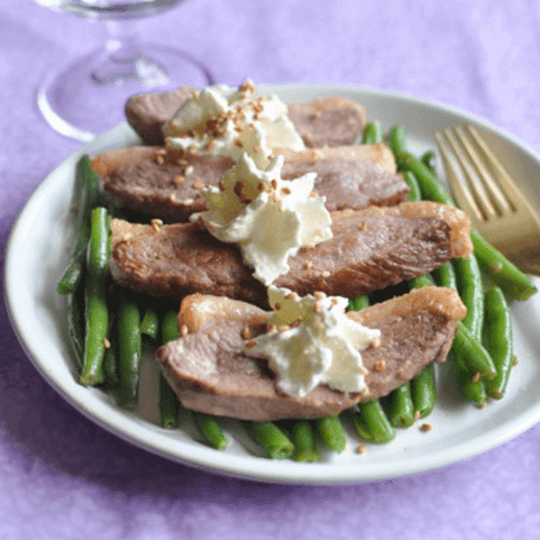 Aiguillettes de canard, haricots verts, mousse au sésame