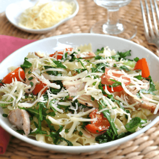 Farfalles au poulet grillé et tomates cerises