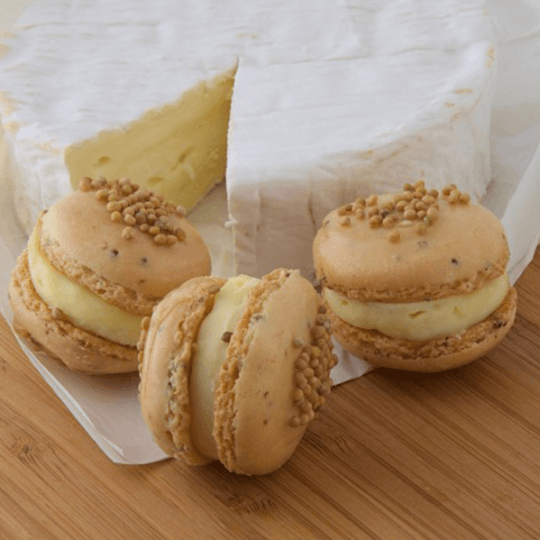 Macarons Camembert et graines de moutarde