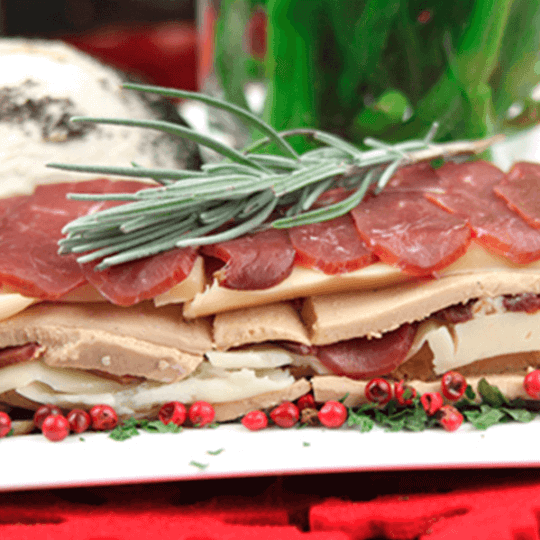 Millefeuille de magret de canard, foie gras et fromage de brebis