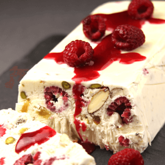 Nougat glacé et son coulis de fruits rouges