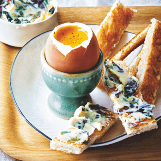 Oeuf à la coque, mouillettes au beurre d’algues