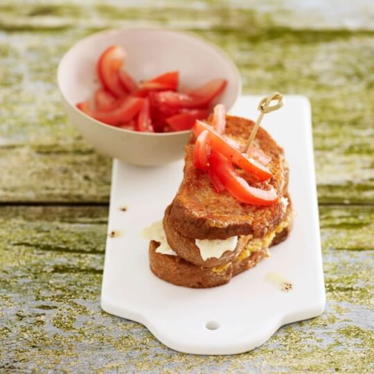 Pain perdu salé au Coulommiers, tomates et sauce poivron jaune