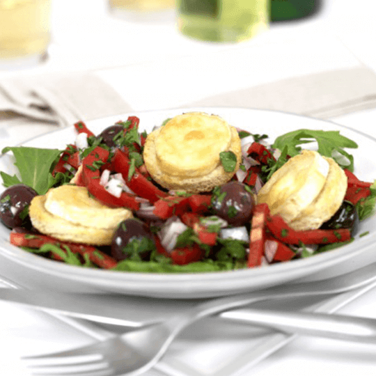 Salade de chèvre chaud, poivrons rouges et olives