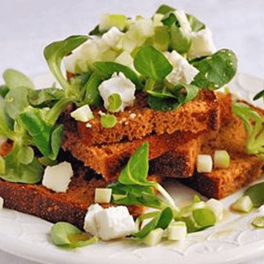 Salade de mâche et toasts de pain d’épices au chèvre